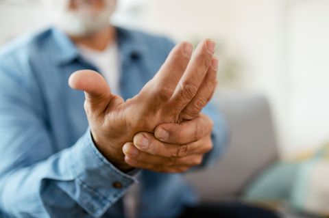 Mann hält seine Hand