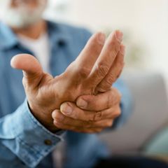 Mann hält seine Hand
