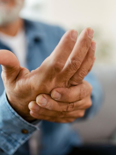 Mann hält seine Hand