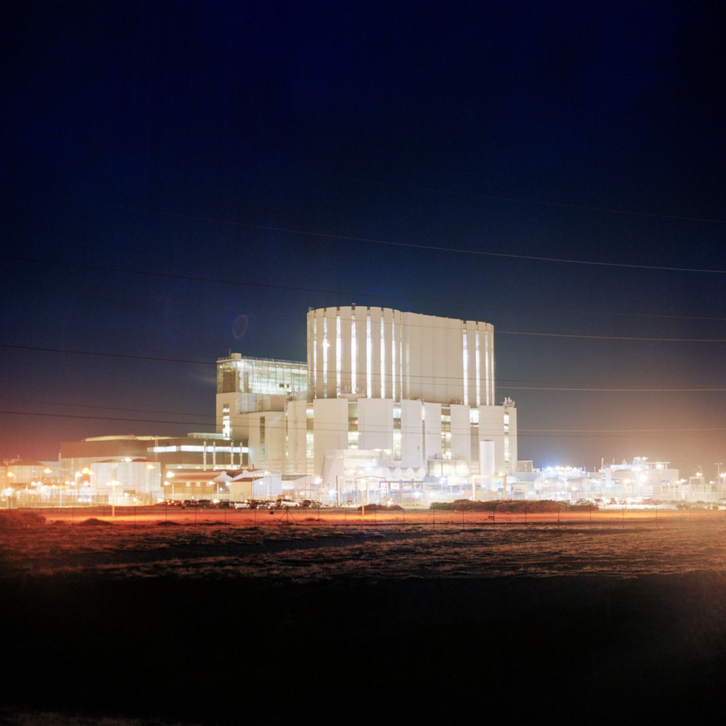 Ein AKW bei Nacht hell erleuchtet