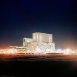 Ein AKW bei Nacht hell erleuchtet