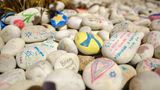Bunt bemalte Steine, darauf David-Sterne, Wünsche, Herzen, Hoffnungen