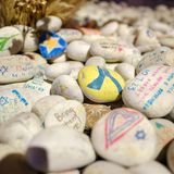 Bunt bemalte Steine, darauf David-Sterne, Wünsche, Herzen, Hoffnungen