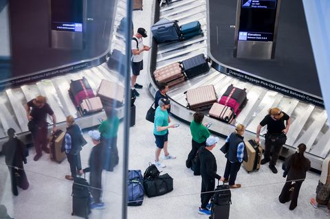 Reisende warten am 6. Oktober in Newark auf ihre Koffer. Auf dem Flughafen bei New York kommt es bereits nach einigen Tagen Shutdown zu Verzögerungen, Behörden und Gewerkschaften warnen vor weiteren Einschränkungen