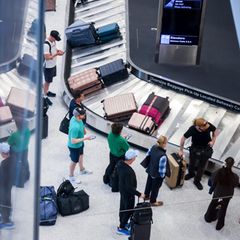 Reisende warten am 6. Oktober in Newark auf ihre Koffer. Auf dem Flughafen bei New York kommt es bereits nach einigen Tagen Shutdown zu Verzögerungen, Behörden und Gewerkschaften warnen vor weiteren Einschränkungen