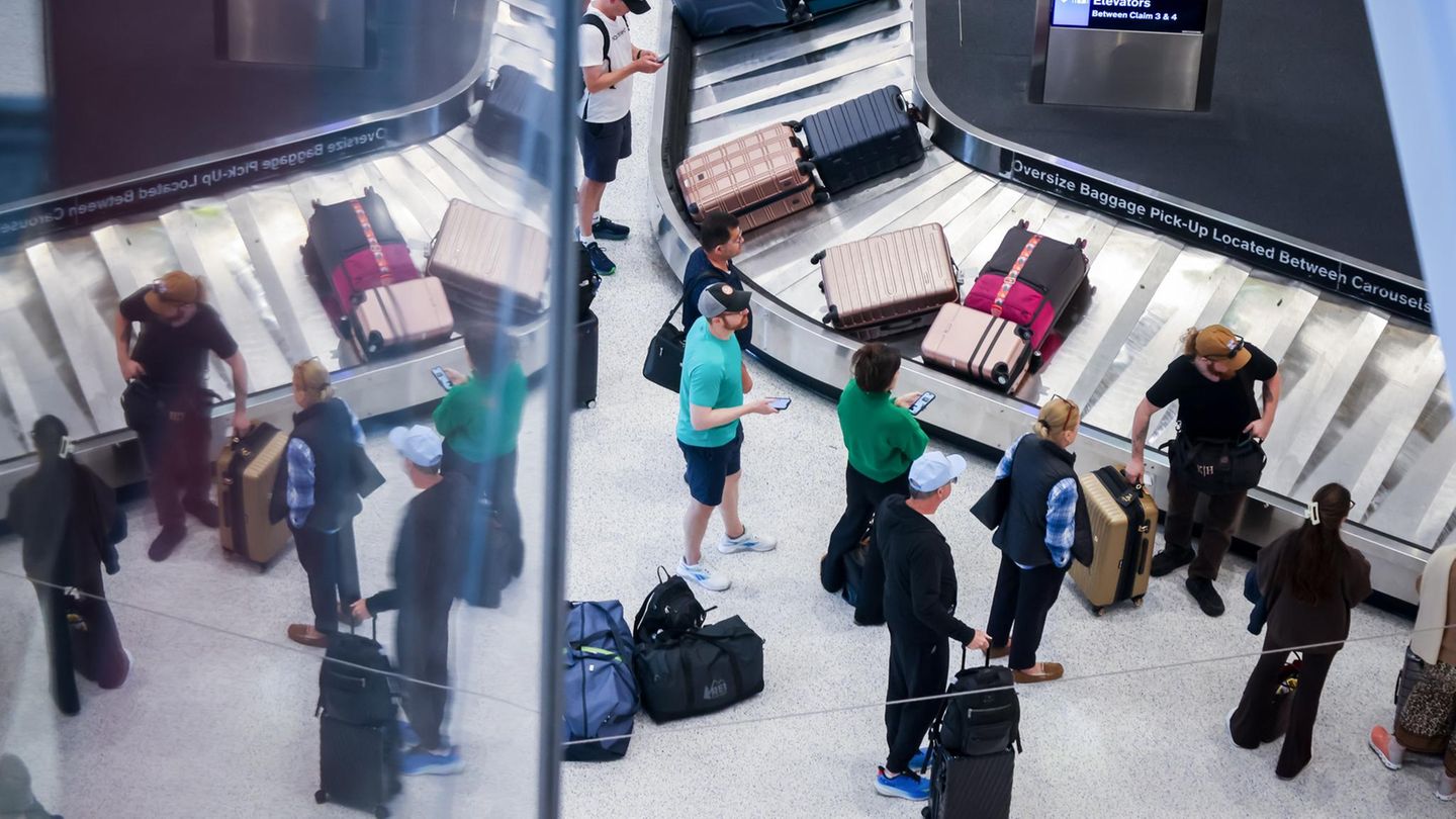 Reisende warten am 6. Oktober in Newark auf ihre Koffer. Auf dem Flughafen bei New York kommt es bereits nach einigen Tagen Shutdown zu Verzögerungen, Behörden und Gewerkschaften warnen vor weiteren Einschränkungen