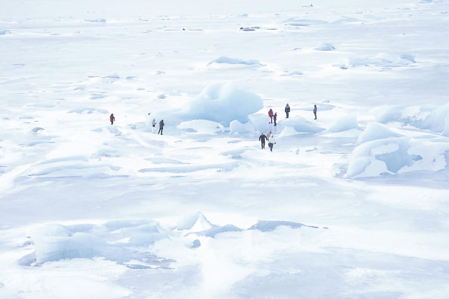 Fjallsarlon Der Vatnajökull-Nationalpark bedeckt etwa 13 Prozent von Island und gehört zu den größten Nationalparks in Europa. Eingebettet zwischen seinen majestätischen Gletschern präsentiert sich Fjallsarlon, einer der größten Gletscherseen des Landes, der auch im Winter ein beliebtes Ausflugsziel darstellt.