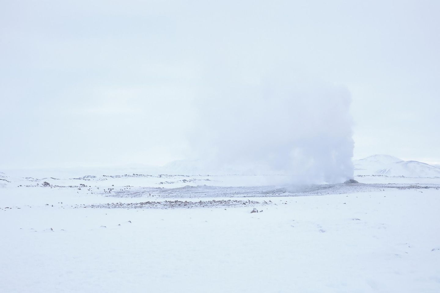 Von mystischer Schönheit ist das Geothermalgebiet Hverir, das am Fuße des Bergrückens Námafjall in der Nähe von Myvatn liegt. Versetzt mit dampfenden Schlammbecken und sprudelnden Geysiren, wirkt die Kulisse wie aus einer anderen Welt.