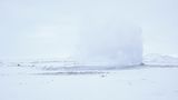 Hverir Von mystischer Schönheit ist das Geothermalgebiet Hverir, das am Fuße des Bergrückens Námafjall in der Nähe von Myvatn liegt. Versetzt mit dampfenden Schlammbecken und sprudelnden Geysiren, wirkt die Kulisse wie aus einer anderen Welt.