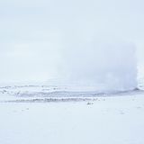 Von mystischer Schönheit ist das Geothermalgebiet Hverir, das am Fuße des Bergrückens Námafjall in der Nähe von Myvatn liegt. Versetzt mit dampfenden Schlammbecken und sprudelnden Geysiren, wirkt die Kulisse wie aus einer anderen Welt.
