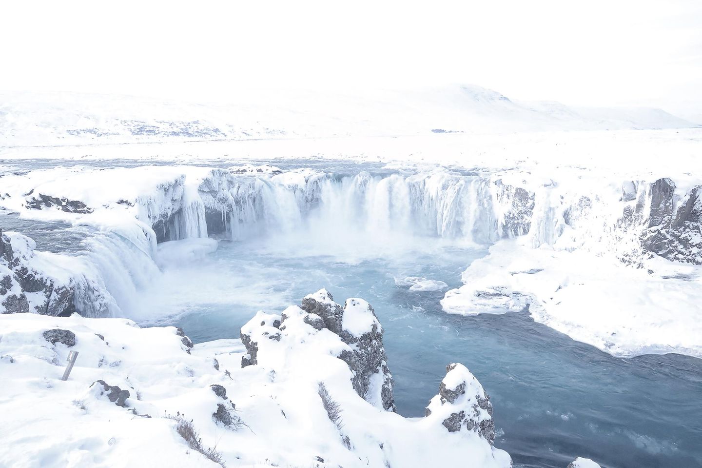 Der "Wasserfall der Götter" bietet im Winter eine spektakuläre Kulisse für Reisende und Fotografen: Aus schneebedecktem Gestein stürzt das tosende Wasser in eine breite Schlucht und erzeugt dort einen tiefblauen Kontrast zu den eisigen Ufern. 