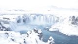 Godafoss Der "Wasserfall der Götter" bietet im Winter eine spektakuläre Kulisse für Reisende und Fotografen: Aus schneebedecktem Gestein stürzt das tosende Wasser in eine breite Schlucht und erzeugt dort einen tiefblauen Kontrast zu den eisigen Ufern.