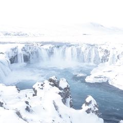 Der "Wasserfall der Götter" bietet im Winter eine spektakuläre Kulisse für Reisende und Fotografen: Aus schneebedecktem Gestein stürzt das tosende Wasser in eine breite Schlucht und erzeugt dort einen tiefblauen Kontrast zu den eisigen Ufern. 