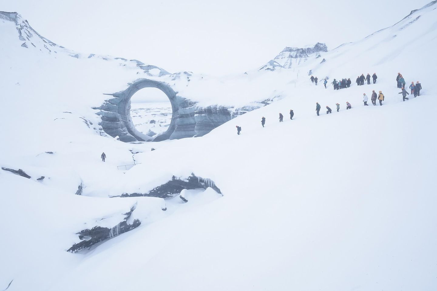 Katla-Eishöhle Die Katla-Eishöhle, versteckt unter dem mächtigen Gletscher Mýrdalsjökull in Südisland, wurde durch die vulkanische Aktivität des Katla-Vulkans geformt und bietet Reisenden die Möglichkeit, in eine Welt aus blau schimmerndem Eis einzutauchen.