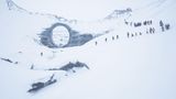 Katla-Eishöhle Die Katla-Eishöhle, versteckt unter dem mächtigen Gletscher Mýrdalsjökull in Südisland, wurde durch die vulkanische Aktivität des Katla-Vulkans geformt und bietet Reisenden die Möglichkeit, in eine Welt aus blau schimmerndem Eis einzutauchen.
