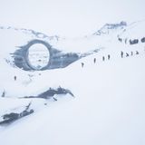 Die Katla-Eishöhle, versteckt unter dem mächtigen Gletscher Mýrdalsjökull in Südisland, wurde durch die vulkanische Aktivität des Katla-Vulkans geformt und bietet Reisenden die Möglichkeit, in eine Welt aus blau schimmerndem Eis einzutauchen.