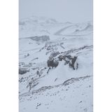 Lebensfeindlich anmutende Umgebungen wie diese sind in Island keine Seltenheit. Die Halbinsel Reykjanes ist geprägt von rauer Vulkanlandschaft. Dunkle Felsen liegen im Schnee verborgen, das kalte Weiß von Himmel und Erde scheint ineinander überzugehen. 