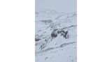 Reykjanes Lebensfeindlich anmutende Umgebungen wie diese sind in Island keine Seltenheit. Die Halbinsel Reykjanes ist geprägt von rauer Vulkanlandschaft. Dunkle Felsen liegen im Schnee verborgen, das kalte Weiß von Himmel und Erde scheint ineinander überzugehen.