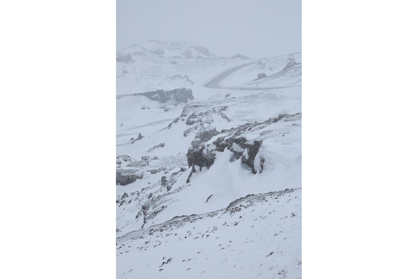 Reykjanes Lebensfeindlich anmutende Umgebungen wie diese sind in Island keine Seltenheit. Die Halbinsel Reykjanes ist geprägt von rauer Vulkanlandschaft. Dunkle Felsen liegen im Schnee verborgen, das kalte Weiß von Himmel und Erde scheint ineinander überzugehen.