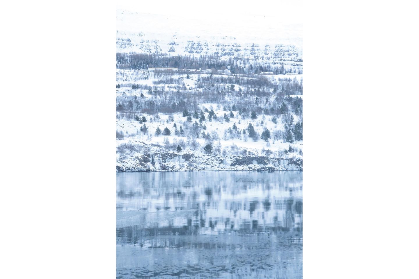 Eyjafjörður Eyjafjörður ist der längste Fjord Islands. Umgeben von schneebedeckten Bergen und charmanten Kleinstädten, erstreckt er sich über 60 Kilometer. Besonders in den kühlen Morgenstunden sowie in der goldenen Stunde am Abend bieten sich hier perfekte Bedingungen für die Landschaftsfotografie.