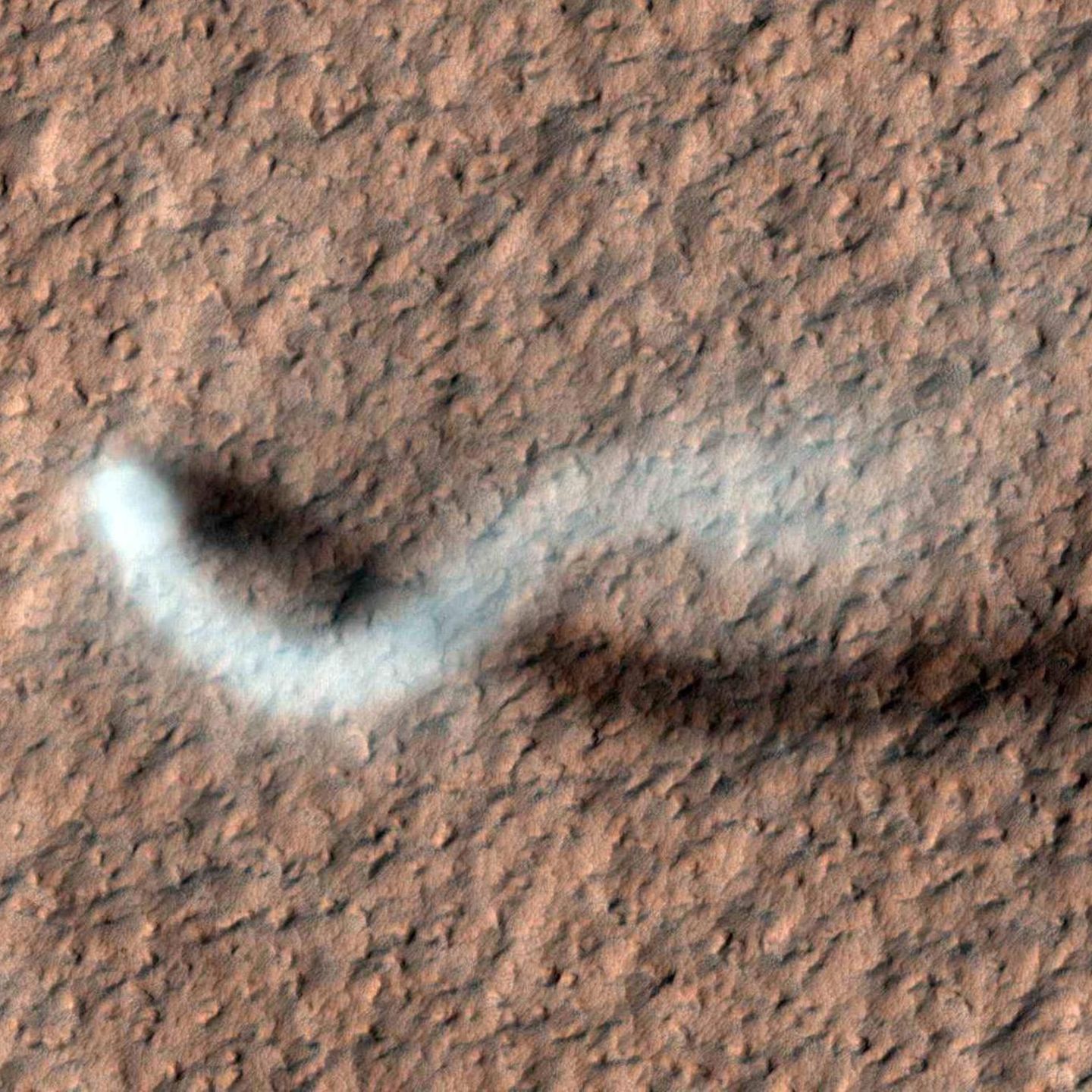 Ein gewaltiger Staubteufel wirft seinen Schatten auf die Marsoberfläche