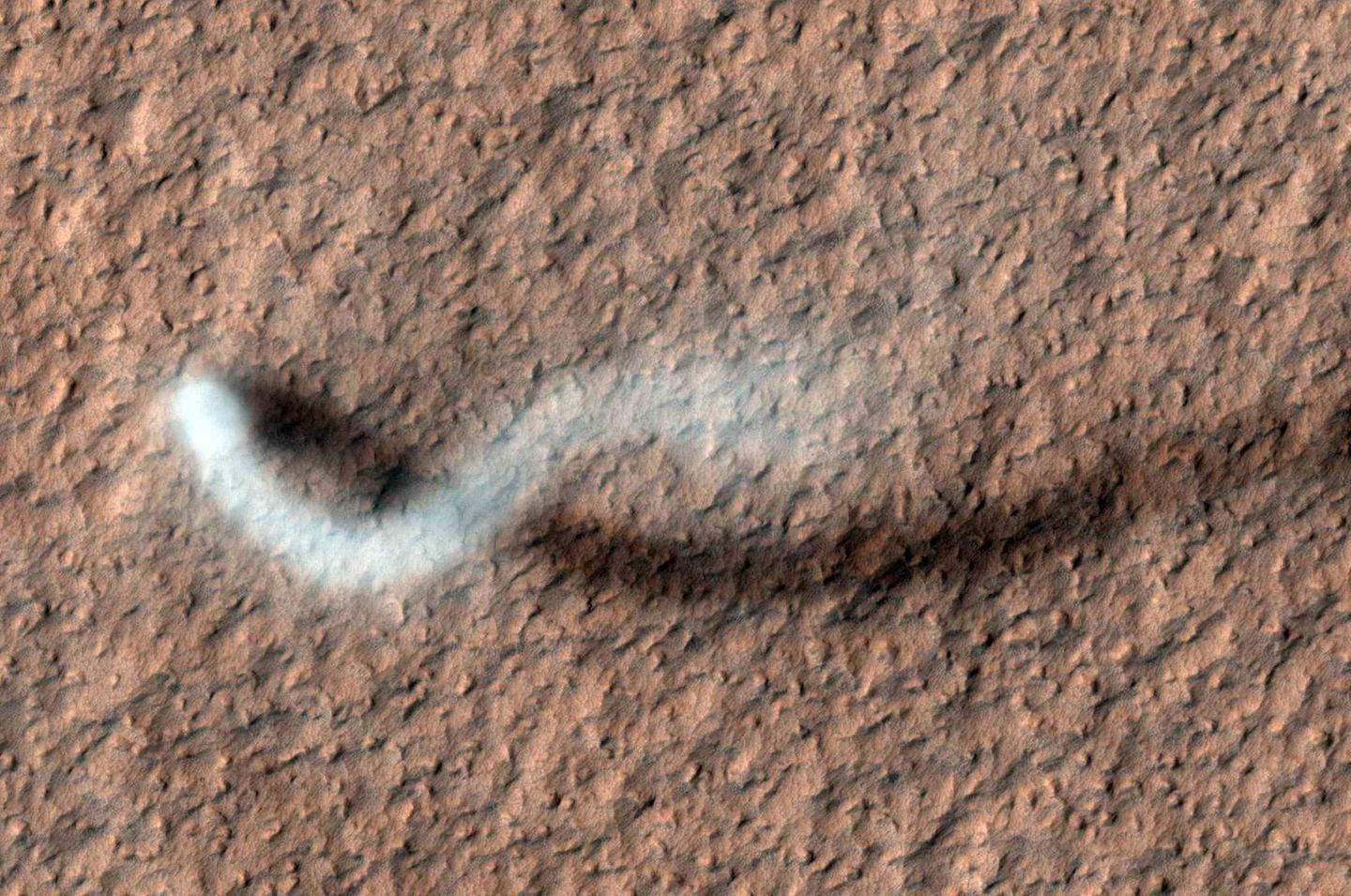 Ein gewaltiger Staubteufel wirft seinen Schatten auf die Marsoberfläche
