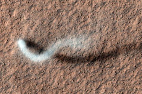 Ein gewaltiger Staubteufel wirft seinen Schatten auf die Marsoberfläche