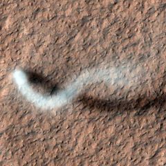 Ein gewaltiger Staubteufel wirft seinen Schatten auf die Marsoberfläche