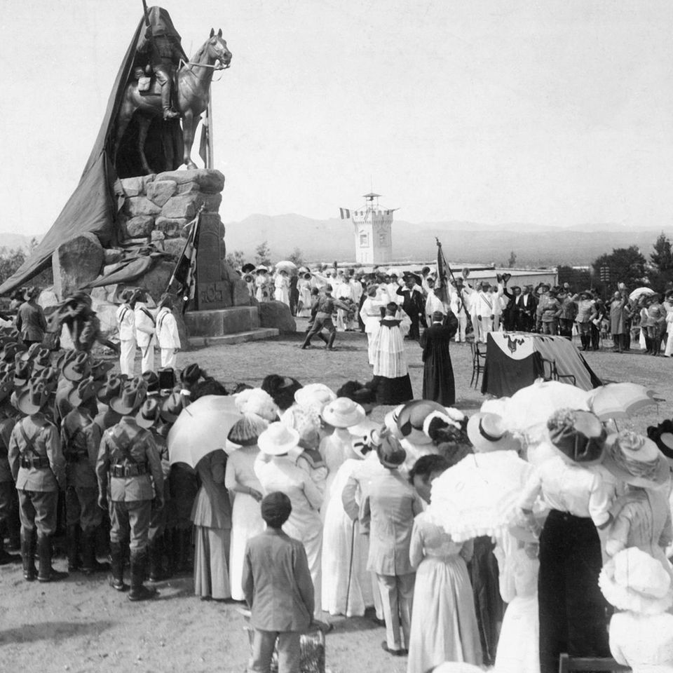 Siedler und Soldaten vor Denkmal