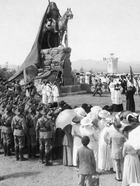 Siedler und Soldaten vor Denkmal