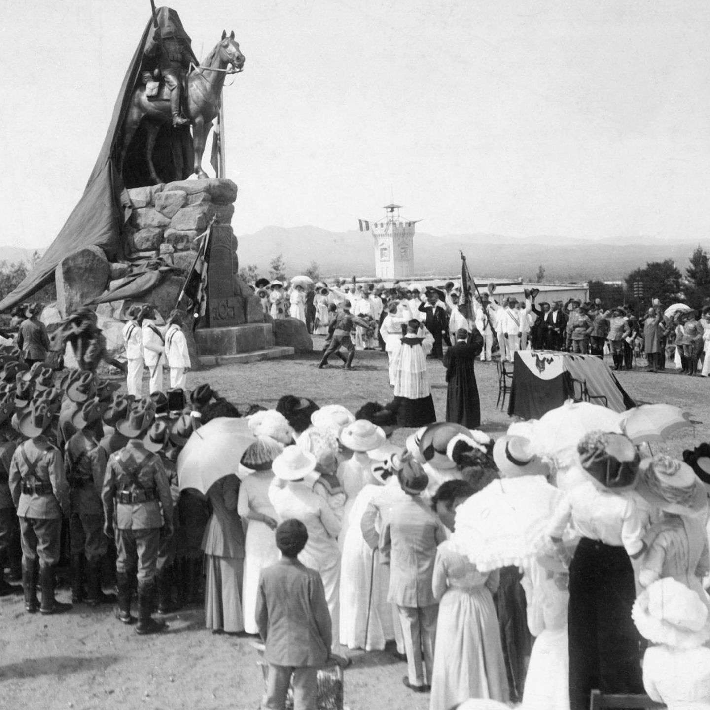 Siedler und Soldaten vor Denkmal