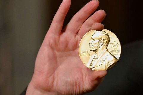 Nobelpreise können eine komplizierte Angelegenheit sein. (Illustration) Foto: Angela Weiss/Pool AP/dpa