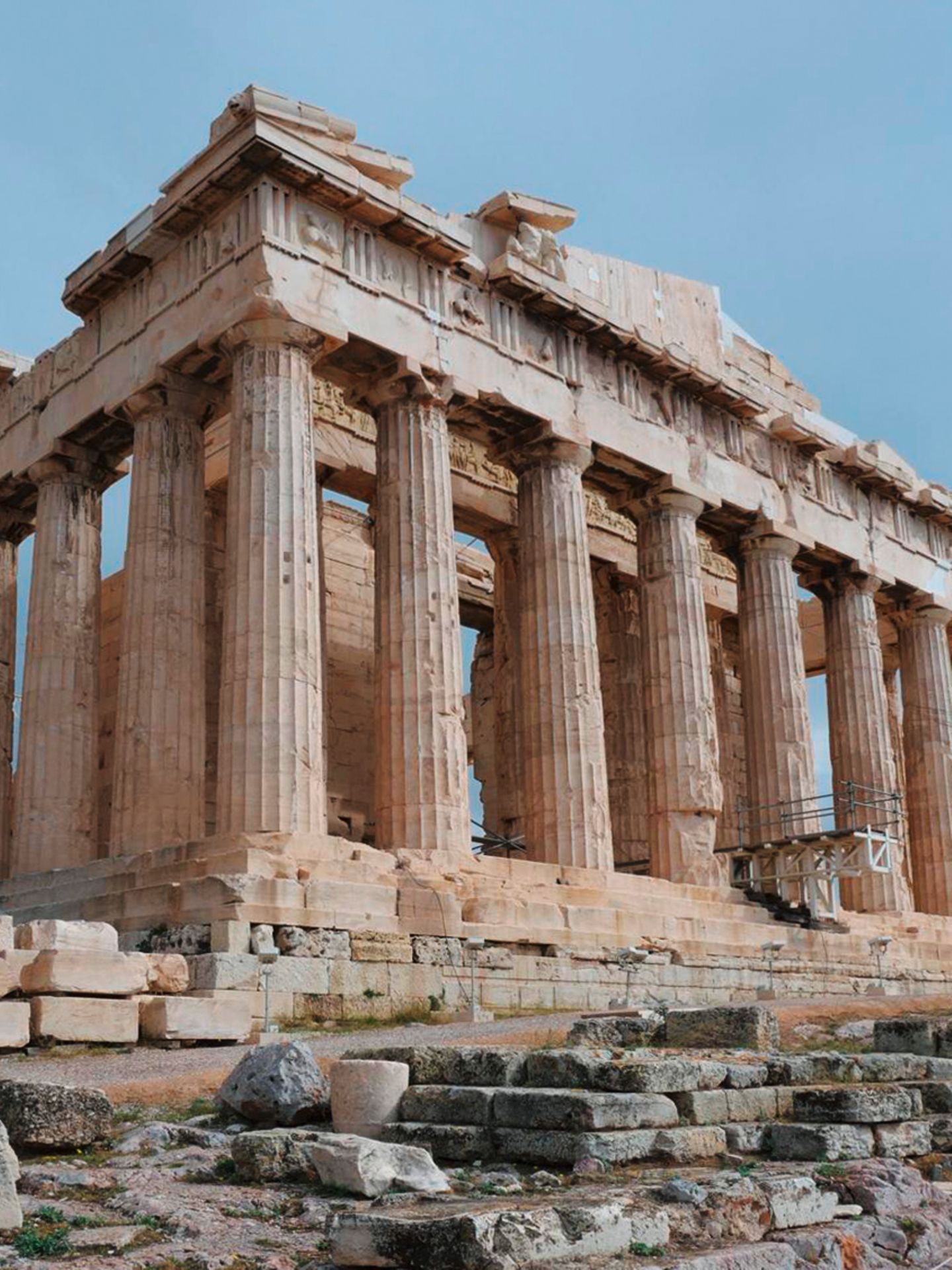 Er war Tempel, Schatzkammer, Kirche, Moschee, seit Jahrzehnten ist er Baustelle: Die dorischen Säulen des Parthenon sind im Oktober erstmals seit langem wieder frei