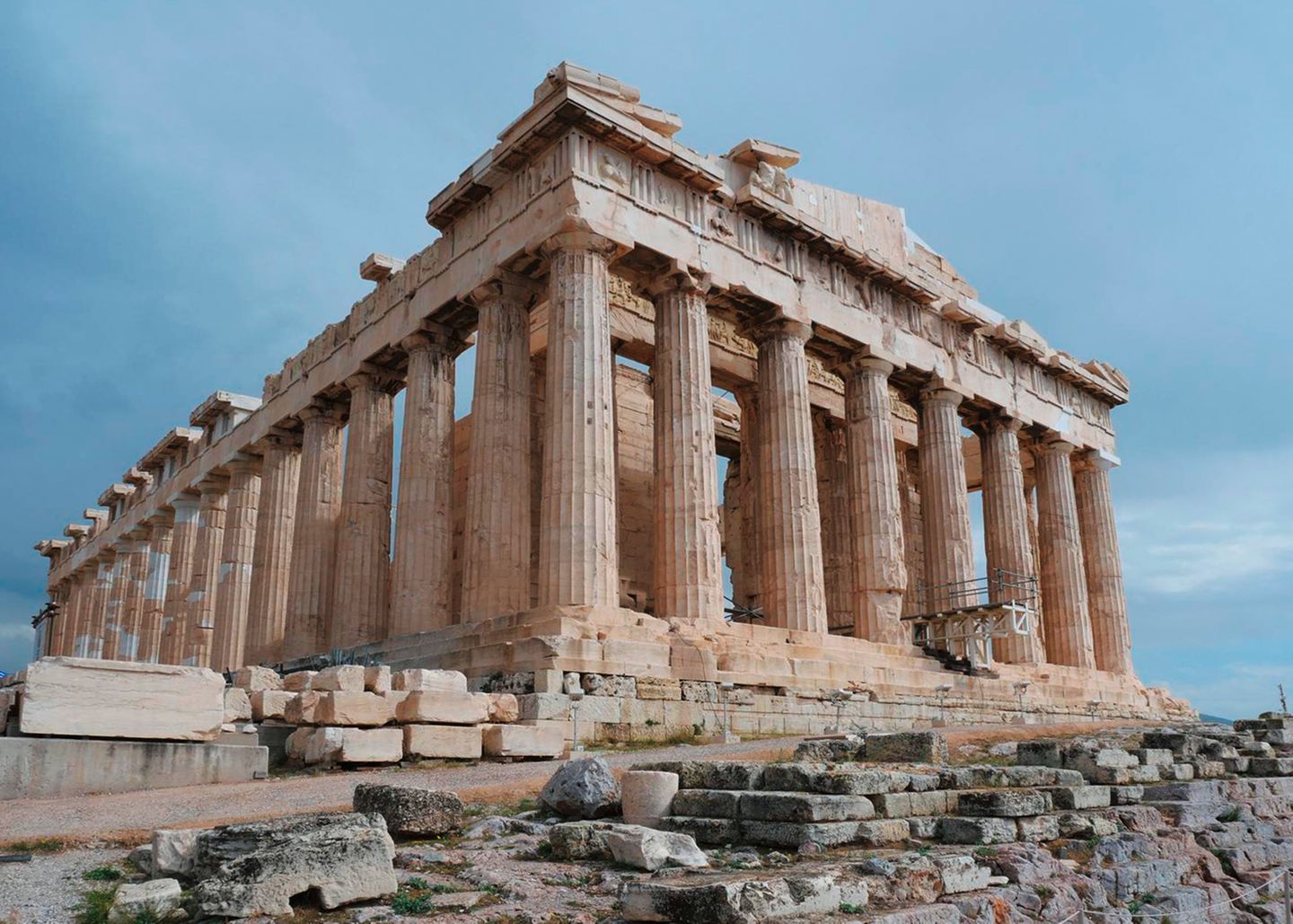 Er war Tempel, Schatzkammer, Kirche, Moschee, seit Jahrzehnten ist er Baustelle: Die dorischen Säulen des Parthenon sind im Oktober erstmals seit langem wieder frei