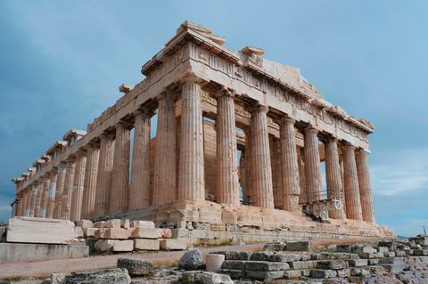 Er war Tempel, Schatzkammer, Kirche, Moschee, seit Jahrzehnten ist er Baustelle: Die dorischen Säulen des Parthenon sind im Oktober erstmals seit langem wieder frei