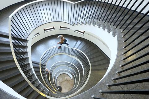 Person läuft durch rundes Treppenhaus