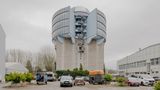 Vor 80 Jahren boten die Bunker Tausenden Menschen Schutz vor den Luftangriffen des Zweiten Weltkriegs. In den Jahrzehnten danach aber suchten die Städte nach dem richtigen Umgang mit ihrem kriegerischen Erbe: Einige verbargen die trostlosen Gebäude hinter Pflanzen, Ziegeln oder Farbe. Andere öffneten sie für die Nachbarschaft, etwa für Turnvereine und Bands, oder gestalteten sie um zu Erinnerungsorten und Museen. Längst sind die Kriegsbauten Alltag.