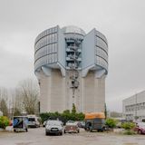 Vor 80 Jahren boten die Bunker Tausenden Menschen Schutz vor den Luftangriffen des Zweiten Weltkriegs. In den Jahrzehnten danach aber suchten die Städte nach dem richtigen Umgang mit ihrem kriegerischen Erbe: Einige verbargen die trostlosen Gebäude hinter Pflanzen, Ziegeln oder Farbe. Andere öffneten sie für die Nachbarschaft, etwa für Turnvereine und Bands, oder gestalteten sie um zu Erinnerungsorten und Museen. Längst sind die Kriegsbauten Alltag.