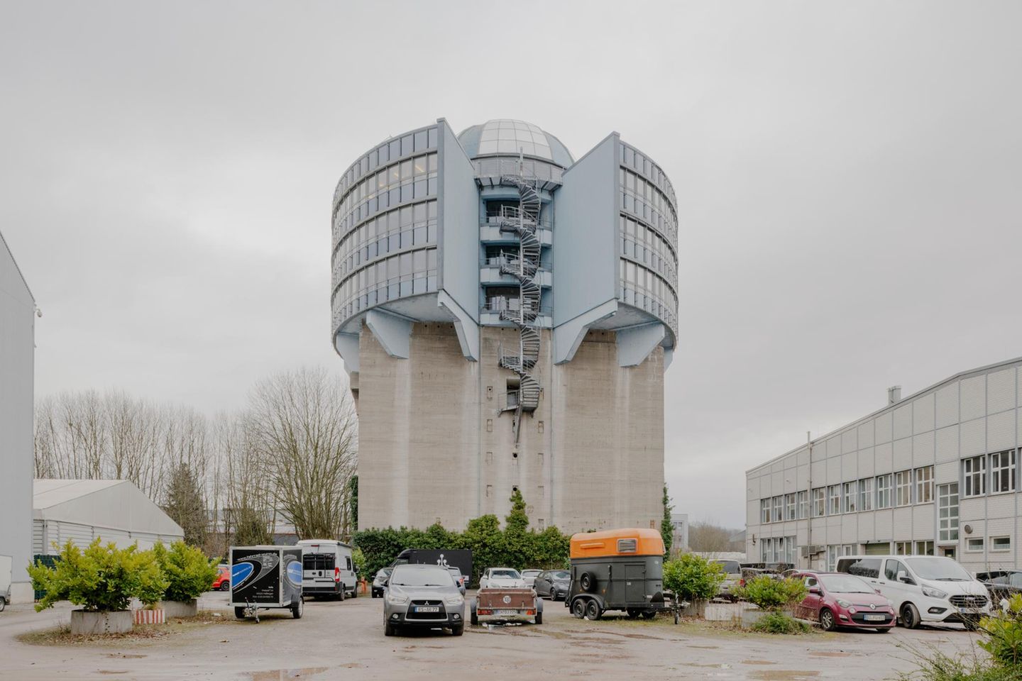 Kriegsbunker in Hattingen wird heute als Bürofläche genutzt Vor 80 Jahren boten die Bunker Tausenden Menschen Schutz vor den Luftangriffen des Zweiten Weltkriegs. In den Jahrzehnten danach aber suchten die Städte nach dem richtigen Umgang mit ihrem kriegerischen Erbe: Einige verbargen die trostlosen Gebäude hinter Pflanzen, Ziegeln oder Farbe. Andere öffneten sie für die Nachbarschaft, etwa für Turnvereine und Bands, oder gestalteten sie um zu Erinnerungsorten und Museen. Längst sind die Kriegsbauten Alltag.