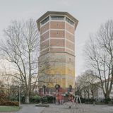 Deutschland errichtete seit den 1930er Jahren in großem Stile Bunker, um seine Angriffe auf die Nachbarländer vorzubereiten. In den 1940er Jahren mussten auch Zwangsarbeiter, KZ-Häftlinge und Kriegsgefangene bei der Errichtung helfen. Bunkermuseen erinnern heute an deren Leid. Sie berichten zugleich auch von den Ängste der Menschen, die zwischen den dicken Mauern vor Bombenangriffen Schutz suchten. 