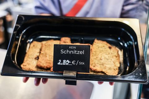 Vegane Schnitzel liegen in der Veganen Metzgerei in der Auslage