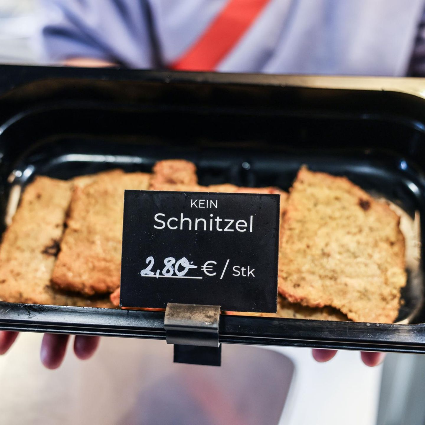 Vegane Schnitzel liegen in der Veganen Metzgerei in der Auslage