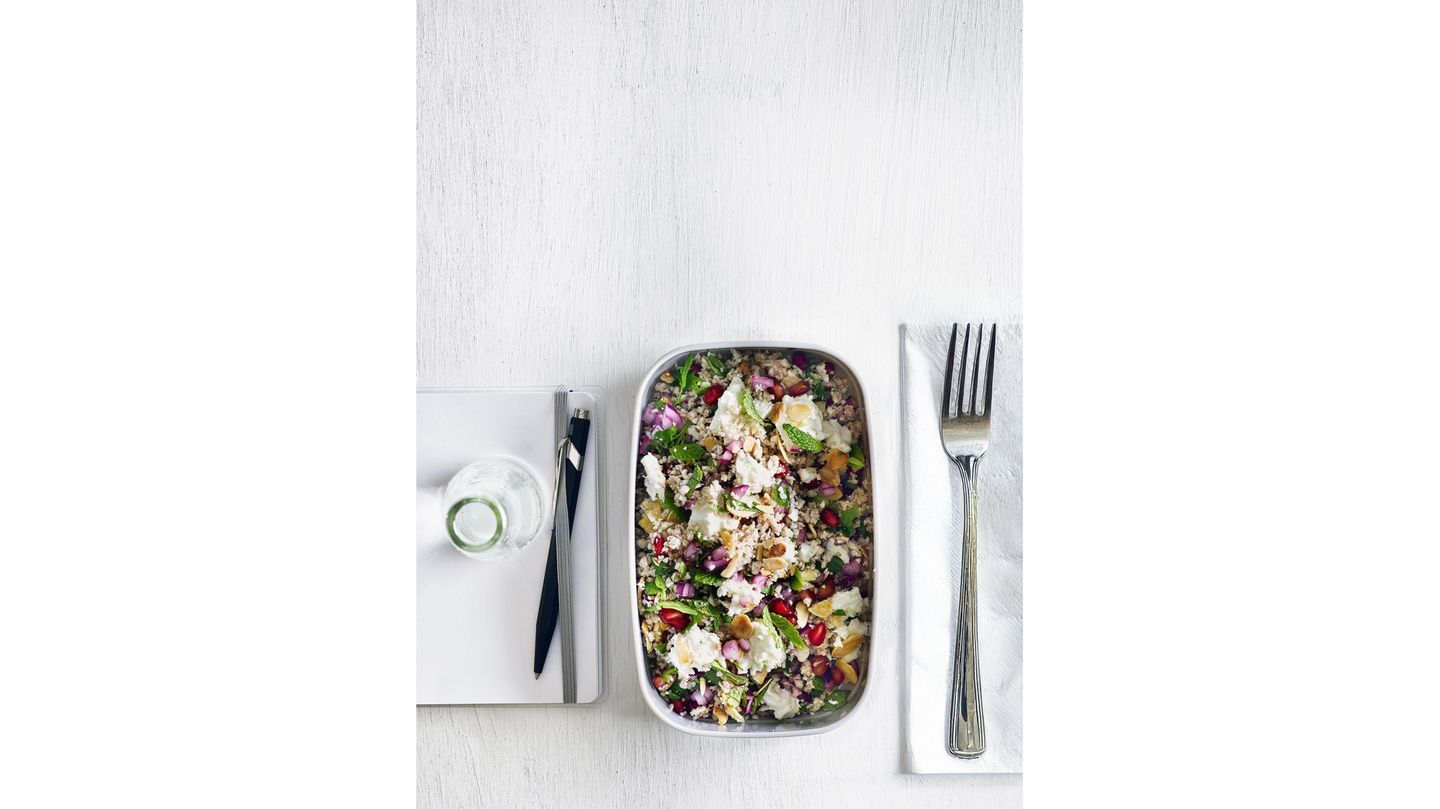 Zutaten für vier Personen:  500 g Blumenkohl  1/2 TL Kreuzkümmelpulver  Salz  Pfeffer, schwarz; aus der Mühle  1 Msp. Muskat  4 EL Olivenöl  100 g Mandeln, gehobelt; blanchiert  2 Stängel Petersilie  4 Zweige Minze  1 Zweig Zitronenmelisse  1 Zwiebel, rot  50 g Granatapfelkerne  2 EL Zitronensaft  150 g Feta     Zubereitung:  Den Backofen auf 175 °C Umluft vorheizen. Ein Backblech mit Backpapier belegen.  Blumenkohl putzen, waschen und in Röschen teilen. Diese fein zerkleinern und auf dem Blech verteilen. Mit den Gewürzen bestreuen und mit 2 EL Öl beträufeln. Kohl im vorgeheizten Ofen in ca. 15 Minuten bissfest garen, dabei einmal wenden. Abkühlen lassen.   Inzwischen Mandeln in einer beschichteten Pfanne ohne Fett goldbraun anrösten. Auf einem Teller abkühlen lassen. Kräuter abbrausen, trockenschütteln und grob hacken. Zwiebel abziehen und in feine Würfel schneiden.   Blumenkohl mit Zwiebel, und je drei Viertel der Mandeln, Kräuter sowie Granatapfelkernen vermengen. Mit Salz, Pfeffer, Zitronensaft und 2 EL Öl vermischen und abschmecken. In einer Schale anrichten, mit den restlichen Mandeln, Kräutern und Granatapfelkernen bestreuen. Den Feta darüber bröckeln.