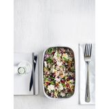 Zutaten für vier Personen:  500 g Blumenkohl  1/2 TL Kreuzkümmelpulver  Salz  Pfeffer, schwarz; aus der Mühle  1 Msp. Muskat  4 EL Olivenöl  100 g Mandeln, gehobelt; blanchiert  2 Stängel Petersilie  4 Zweige Minze  1 Zweig Zitronenmelisse  1 Zwiebel, rot  50 g Granatapfelkerne  2 EL Zitronensaft  150 g Feta     Zubereitung:  Den Backofen auf 175 °C Umluft vorheizen. Ein Backblech mit Backpapier belegen.  Blumenkohl putzen, waschen und in Röschen teilen. Diese fein zerkleinern und auf dem Blech verteilen. Mit den Gewürzen bestreuen und mit 2 EL Öl beträufeln. Kohl im vorgeheizten Ofen in ca. 15 Minuten bissfest garen, dabei einmal wenden. Abkühlen lassen.   Inzwischen Mandeln in einer beschichteten Pfanne ohne Fett goldbraun anrösten. Auf einem Teller abkühlen lassen. Kräuter abbrausen, trockenschütteln und grob hacken. Zwiebel abziehen und in feine Würfel schneiden.   Blumenkohl mit Zwiebel, und je drei Viertel der Mandeln, Kräuter sowie Granatapfelkernen vermengen. Mit Salz, Pfeffer, Zitronensaft und 2 EL Öl vermischen und abschmecken. In einer Schale anrichten, mit den restlichen Mandeln, Kräutern und Granatapfelkernen bestreuen. Den Feta darüber bröckeln.