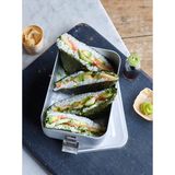 Zutaten für vier Personen:  200 g Sushireis  5-6 EL Reisessig  1 TL Zucker  1/2 kleine Gurke  1 Kästchen Kresse  1 Avocado  2 TL Zitronensaft  4 Blätter Nori  120 g Räucherlachs; in Scheiben  2-3 TL Wasabipaste  Sojasauce  30 g Ingwer, eingelegt  Wasabipaste; zum Servieren     Zubereitung:  Reis kalt abbrausen, bis das Wasser klar abläuft, und abtropfen lassen. Reis mit 300 ml Wasser in einem Topf aufkochen und zugedeckt bei geringer Hitze ca. 12 Minuten köcheln lassen, dabei ab und zu rühren. Topf vom Herd nehmen und den Reis noch 4-5 Minuten zugedeckt ziehen lassen.  Essig mit Zucker erwärmen, bis sich die Kristalle aufgelöst haben. Reis in eine flache Schale geben, die Essigmischung untermengen und den Sushi-Reis auskühlen lassen.  Gurke waschen, putzen, halbieren, entkernen und längs in ca. 10 cm lange, dünne Streifen schneiden. Kresse vom Beet schneiden, abbrausen und trockentupfen. Avocado halbieren, entkernen, das Fruchtfleisch mit einem Löffel aus der Schale lösen, längs in dünne Spalten schneiden und mit Zitronensaft beträufeln.  Noriblätter auf der Arbeitsfläche ausbreiten, jeweils mittig ca. 1/8 der Reismenge darauf geben und zu einem Quadrat verstreichen. Dabei darauf achten, das Reisquadrat nicht parallel zum Noriblatt, sondern um 45 ° versetzt aufzutragen. Reis leicht andrücken, mit Avocadospalten und Räucherlachs belegen. Lachs dünn mit Wasabipaste bestreichen, mit Gurkenstreifen und Kresse belegen. Jeweils ein zweites Achtel Reis darauf geben und glatt streichen. Noriblatt-Ecken mit Wasser befeuchten und über dem Reis zur Mitte hin einschlagen. Noriblatt-Quadrate mit einem scharfen Messer jeweils diagonal halbieren.   Sushi-Sandwiches mit Sojasauce, eingelegtem Ingwer und Wasabipaste servieren.