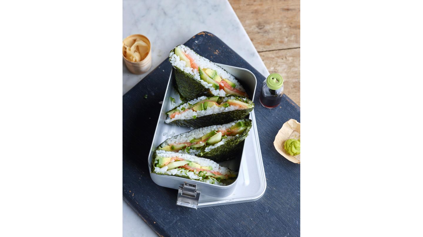 Zutaten für vier Personen:  200 g Sushireis  5-6 EL Reisessig  1 TL Zucker  1/2 kleine Gurke  1 Kästchen Kresse  1 Avocado  2 TL Zitronensaft  4 Blätter Nori  120 g Räucherlachs; in Scheiben  2-3 TL Wasabipaste  Sojasauce  30 g Ingwer, eingelegt  Wasabipaste; zum Servieren     Zubereitung:  Reis kalt abbrausen, bis das Wasser klar abläuft, und abtropfen lassen. Reis mit 300 ml Wasser in einem Topf aufkochen und zugedeckt bei geringer Hitze ca. 12 Minuten köcheln lassen, dabei ab und zu rühren. Topf vom Herd nehmen und den Reis noch 4-5 Minuten zugedeckt ziehen lassen.  Essig mit Zucker erwärmen, bis sich die Kristalle aufgelöst haben. Reis in eine flache Schale geben, die Essigmischung untermengen und den Sushi-Reis auskühlen lassen.  Gurke waschen, putzen, halbieren, entkernen und längs in ca. 10 cm lange, dünne Streifen schneiden. Kresse vom Beet schneiden, abbrausen und trockentupfen. Avocado halbieren, entkernen, das Fruchtfleisch mit einem Löffel aus der Schale lösen, längs in dünne Spalten schneiden und mit Zitronensaft beträufeln.  Noriblätter auf der Arbeitsfläche ausbreiten, jeweils mittig ca. 1/8 der Reismenge darauf geben und zu einem Quadrat verstreichen. Dabei darauf achten, das Reisquadrat nicht parallel zum Noriblatt, sondern um 45 ° versetzt aufzutragen. Reis leicht andrücken, mit Avocadospalten und Räucherlachs belegen. Lachs dünn mit Wasabipaste bestreichen, mit Gurkenstreifen und Kresse belegen. Jeweils ein zweites Achtel Reis darauf geben und glatt streichen. Noriblatt-Ecken mit Wasser befeuchten und über dem Reis zur Mitte hin einschlagen. Noriblatt-Quadrate mit einem scharfen Messer jeweils diagonal halbieren.   Sushi-Sandwiches mit Sojasauce, eingelegtem Ingwer und Wasabipaste servieren.