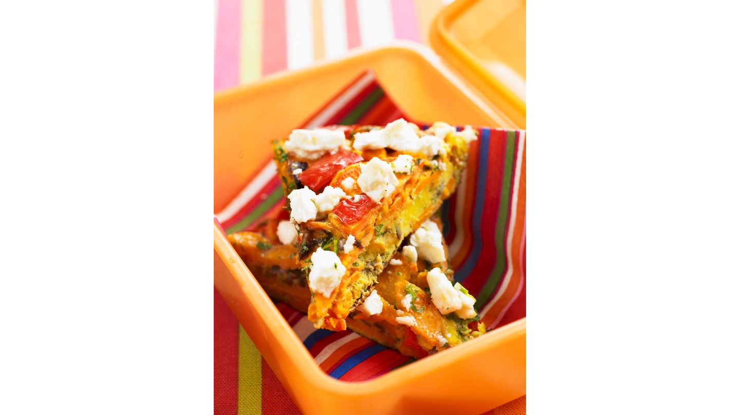 Zutaten für sechs bis acht Stück:  400 g Kartoffeln, vorwiegend festkochend  Salz  400 g Kürbisfruchtfleisch  1 Paprika, rot  80 g Champignons  4 Stängel Petersilie  2 EL Pflanzenöl  8 Eier  100 ml Milch  1 TL Currypulver  Pfeffer, schwarz; aus der Mühle  150 g Feta     Zubereitung:  Kartoffeln schälen, waschen und in etwa 0,5 cm dicke Scheiben schneiden. In Salzwasser ca. 5 Minuten kochen. Abgießen und gut abtropfen lassen.  Kürbis in dünne Scheiben schneiden. Paprika waschen, putzen und in kleine Stücke schneiden. Pilze putzen und in Scheiben schneiden. Petersilie abbrausen, trockenschütteln, Blätter abzupfen und fein hacken.   Den Backofen auf 180 °C Ober- und Unterhitze vorheizen.  Öl in einer ofenfesten Pfanne erhitzen, Kartoffeln und Kürbis darin ca. 5 Minuten goldbraun braten. Paprika und Pilze untermischen und einige Minuten mitbraten.   Eier mit Milch, Curry, Salz, Pfeffer und Petersilie verquirlen. Über das Gemüse gießen und kurz untermischen. Frittata im vorgeheizten Ofen ca. 20 Minuten garen, bis die Eimasse gestockt ist. Herausnehmen, Feta darüber bröckeln und noch warm oder abgekühlt in Stücke geteilt servieren.