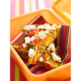 Zutaten für sechs bis acht Stück:  400 g Kartoffeln, vorwiegend festkochend  Salz  400 g Kürbisfruchtfleisch  1 Paprika, rot  80 g Champignons  4 Stängel Petersilie  2 EL Pflanzenöl  8 Eier  100 ml Milch  1 TL Currypulver  Pfeffer, schwarz; aus der Mühle  150 g Feta     Zubereitung:  Kartoffeln schälen, waschen und in etwa 0,5 cm dicke Scheiben schneiden. In Salzwasser ca. 5 Minuten kochen. Abgießen und gut abtropfen lassen.  Kürbis in dünne Scheiben schneiden. Paprika waschen, putzen und in kleine Stücke schneiden. Pilze putzen und in Scheiben schneiden. Petersilie abbrausen, trockenschütteln, Blätter abzupfen und fein hacken.   Den Backofen auf 180 °C Ober- und Unterhitze vorheizen.  Öl in einer ofenfesten Pfanne erhitzen, Kartoffeln und Kürbis darin ca. 5 Minuten goldbraun braten. Paprika und Pilze untermischen und einige Minuten mitbraten.   Eier mit Milch, Curry, Salz, Pfeffer und Petersilie verquirlen. Über das Gemüse gießen und kurz untermischen. Frittata im vorgeheizten Ofen ca. 20 Minuten garen, bis die Eimasse gestockt ist. Herausnehmen, Feta darüber bröckeln und noch warm oder abgekühlt in Stücke geteilt servieren.