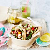 Zutaten für vier Personen:  1 Zwiebel, rot  60 ml Olivenöl  1 Knoblauchzehe  400 g Cannellini-Bohnen; Dose  1/4 TL Oregano, getrocknet  1 TL Kreuzkümmelpulver  2 Stängel Petersilie  1 EL Zitronensaft  Salz  Pfeffer  8 Mini-Pita-Brote  75 g Mayonnaise  40 g Oliven, Kalamata; entkernt  120 g Baby-Gurken  8 Kirschtomaten, gelb  250 g Tofu     Zubereitung:  Zwiebel abziehen und fein würfeln. In einer Pfanne im heißen Öl 3 Minuten unter Rühren weich dünsten. Knoblauch abziehen und dazupressen.   Bohnen in einem Sieb abbrausen und abtropfen lassen. Zusammen mit Oregano und Kreuzkümmel mit in die Pfanne geben. Etwa 2 Minuten leicht braun braten. Petersilienblätter abzupfen und hacken. Mit dem Zitronensaft untermischen und mit Salz und Pfeffer abschmecken.  Pita-Brote nach Packungsanweisung erwärmen bzw. rösten.  Mayonnaise auf die Innenflächen der Pitataschen streichen.  Oliven halbieren, Gurken und Tomaten abbrausen. Gurken der Länge nach vierteln und Tomaten halbieren. Tofu in Würfel schneiden. Alles in einer mittelgroßen Schüssel vermengen.  Die Pita-Brote mit der warmen Bohnenmasse sowie Tofu-Gemüse-Füllung befüllen und servieren.  Nach Belieben mit Zitronenspalten servieren.     Tipp:  Für unterwegs die Bestandteile separat in luftdichten Behältern transportieren (Pitataschen, Mayonnaise, Bohnenmischung und Salat) und erst kurz vor dem Verzehr zusammensetzen.