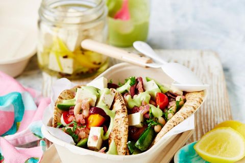 Zutaten für vier Personen:  1 Zwiebel, rot  60 ml Olivenöl  1 Knoblauchzehe  400 g Cannellini-Bohnen; Dose  1/4 TL Oregano, getrocknet  1 TL Kreuzkümmelpulver  2 Stängel Petersilie  1 EL Zitronensaft  Salz  Pfeffer  8 Mini-Pita-Brote  75 g Mayonnaise  40 g Oliven, Kalamata; entkernt  120 g Baby-Gurken  8 Kirschtomaten, gelb  250 g Tofu     Zubereitung:  Zwiebel abziehen und fein würfeln. In einer Pfanne im heißen Öl 3 Minuten unter Rühren weich dünsten. Knoblauch abziehen und dazupressen.   Bohnen in einem Sieb abbrausen und abtropfen lassen. Zusammen mit Oregano und Kreuzkümmel mit in die Pfanne geben. Etwa 2 Minuten leicht braun braten. Petersilienblätter abzupfen und hacken. Mit dem Zitronensaft untermischen und mit Salz und Pfeffer abschmecken.  Pita-Brote nach Packungsanweisung erwärmen bzw. rösten.  Mayonnaise auf die Innenflächen der Pitataschen streichen.  Oliven halbieren, Gurken und Tomaten abbrausen. Gurken der Länge nach vierteln und Tomaten halbieren. Tofu in Würfel schneiden. Alles in einer mittelgroßen Schüssel vermengen.  Die Pita-Brote mit der warmen Bohnenmasse sowie Tofu-Gemüse-Füllung befüllen und servieren.  Nach Belieben mit Zitronenspalten servieren.     Tipp:  Für unterwegs die Bestandteile separat in luftdichten Behältern transportieren (Pitataschen, Mayonnaise, Bohnenmischung und Salat) und erst kurz vor dem Verzehr zusammensetzen.